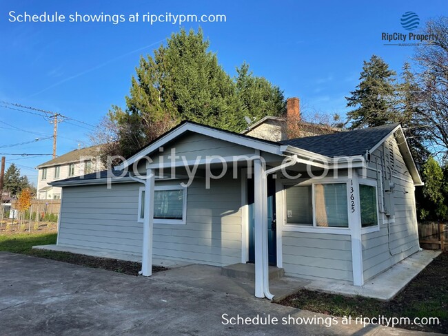 Nicely updated 2bed 1-bath home with yard! - Nicely updated 2bed 1-bath  home with yard!