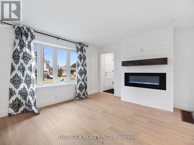 Photo - 590 Athol St E