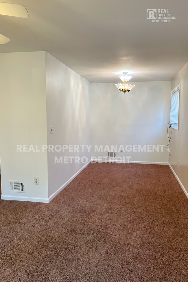 Photo - 4632 Monroe St