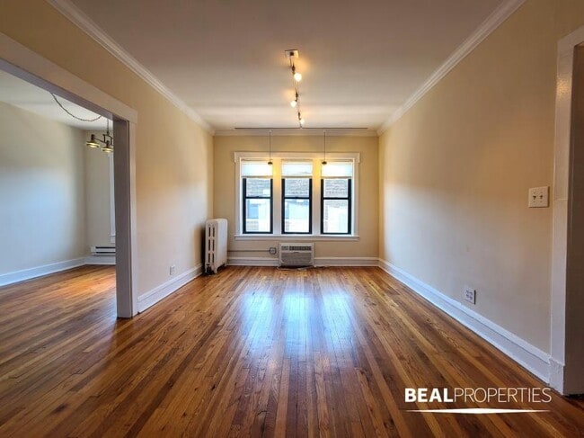 Building Photo - 1 bedroom in CHICAGO IL 60613 Unit S2 Rental