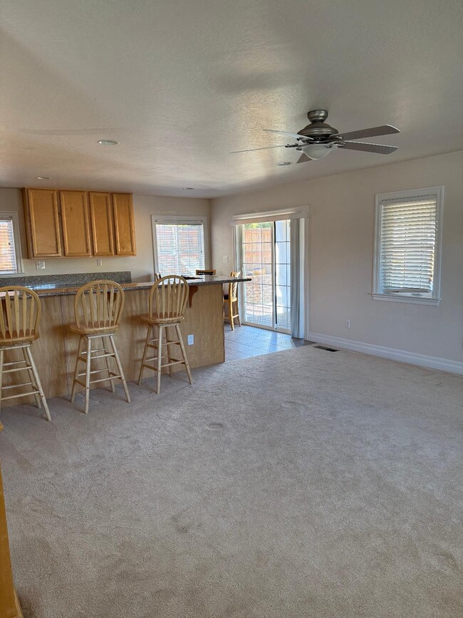Photo - 202 Glenn Way