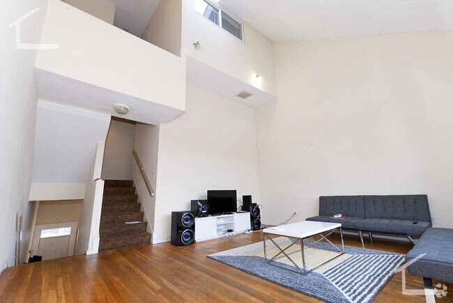 Building Photo - 9/1 Huge 5BR/3BA townhouse in Allston near...