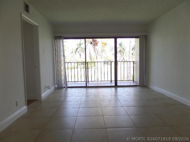 1523 Lake Crystal Dr Unidad F