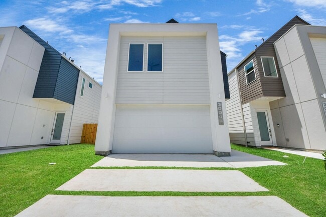 Building Photo - 3004A Ventas Dr