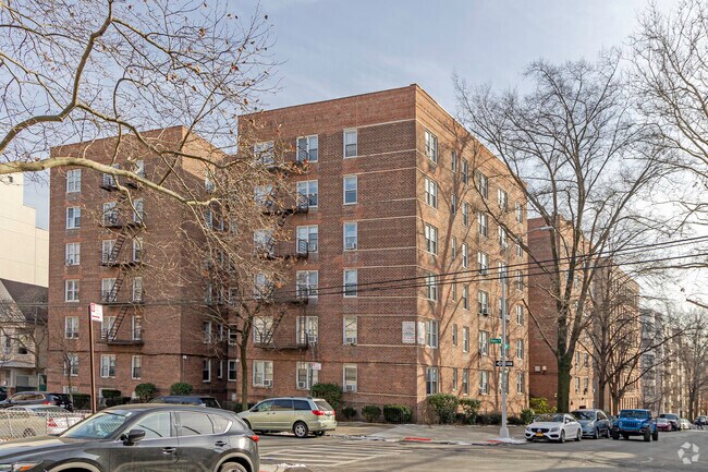 Photo - 325 E 201st St