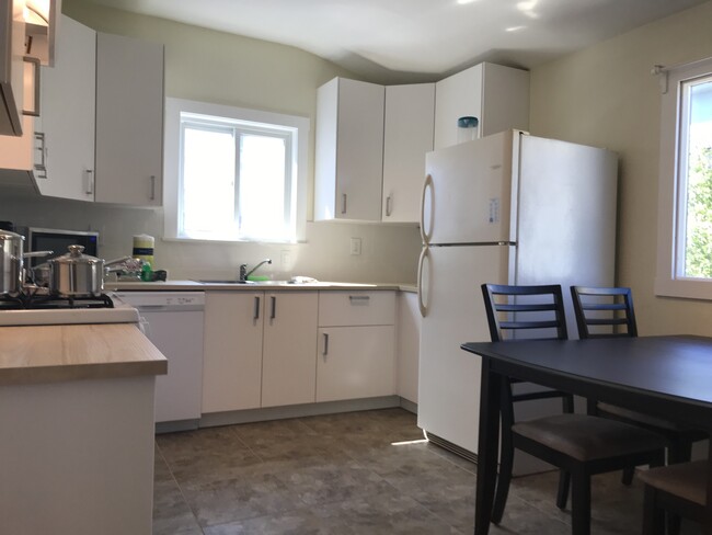 Kitchen with a breakfast area - 336 Carolina St Apartamentos