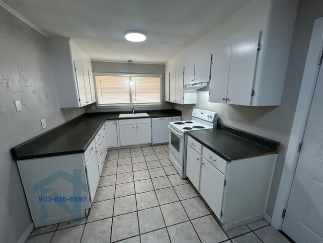 Photo - 817 Caver St