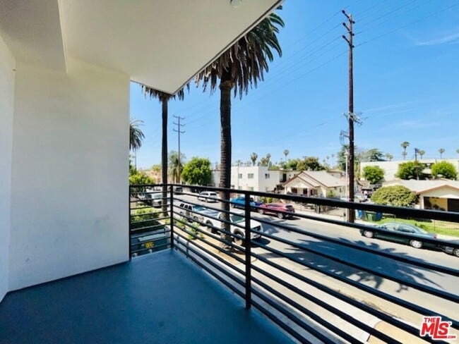 14612 Calvert St Unidad 202