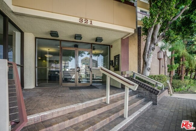 Building Photo - 321 S San Vicente Blvd Unit 803 Rental