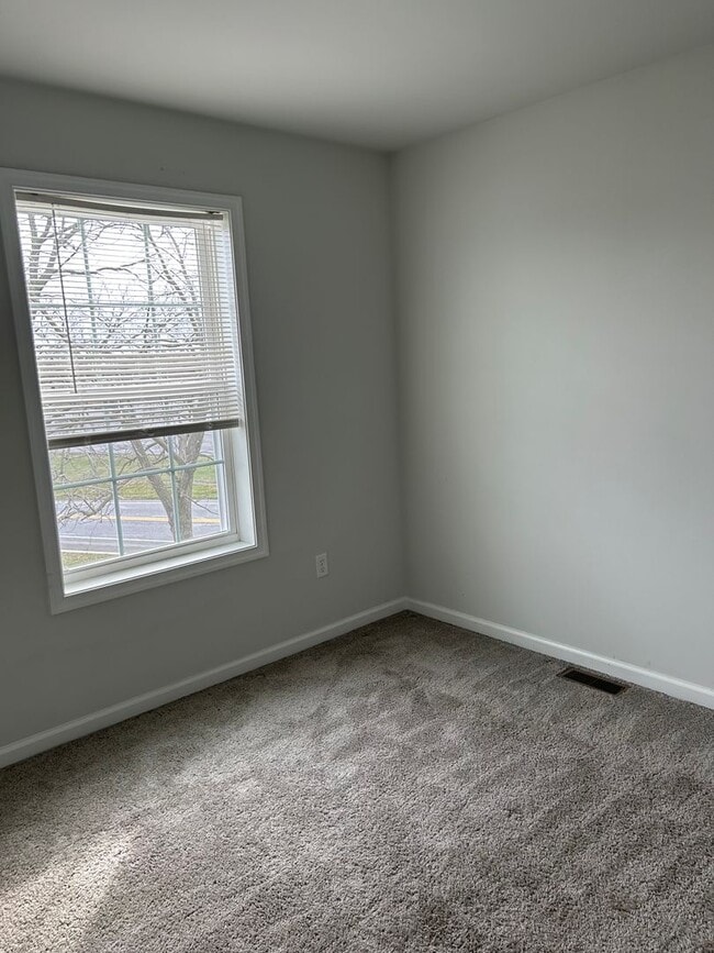 Photo - Like new 3 bedroom 2.5 bath townhouse