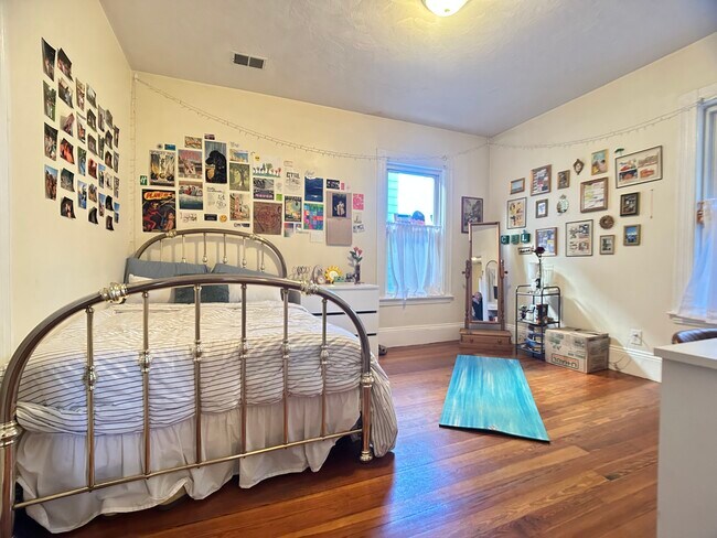 Building Photo - 8 Burney St Unit 2