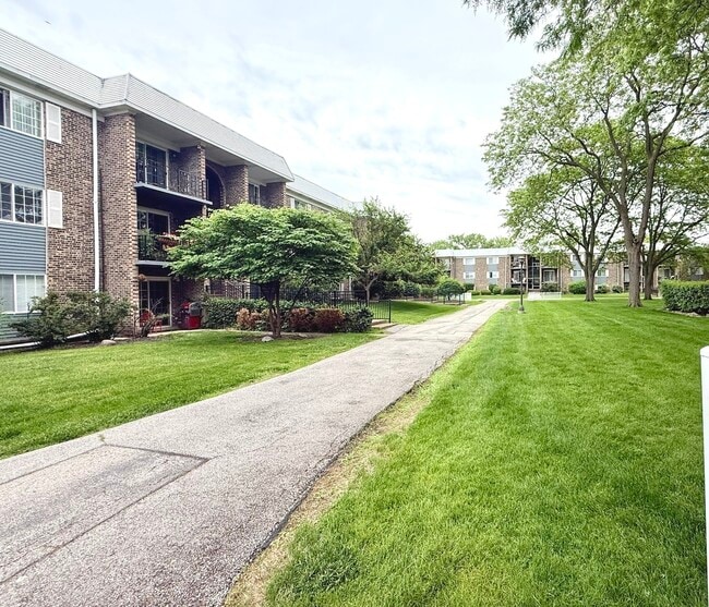 Building Photo - 1525 N Windsor Dr Unit 103