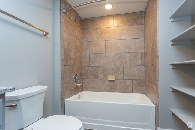 2BR, 2BA - 951 SF