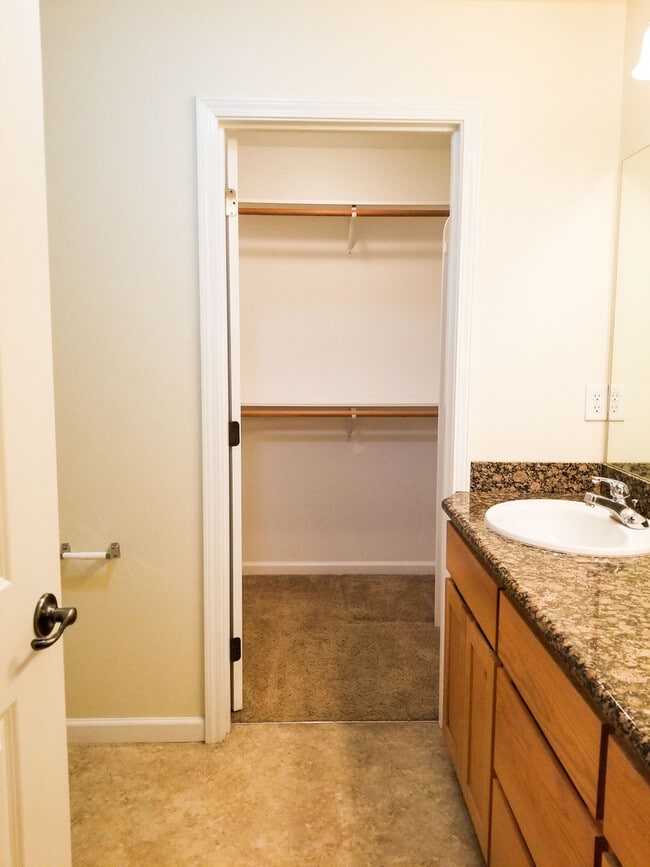 Clean 2 Bedroom. 2 bath apartment - Clean 2 Bedroom. 2 bath apartment