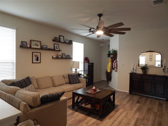 Photo - 437 English Oak St