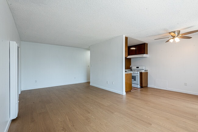 Sala y comedor - 6210 Whitsett Apartamentos