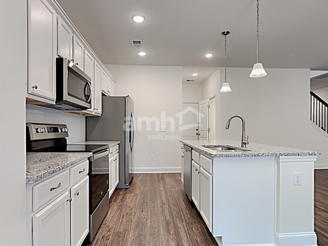 Photo - 610 W Lionel Rd