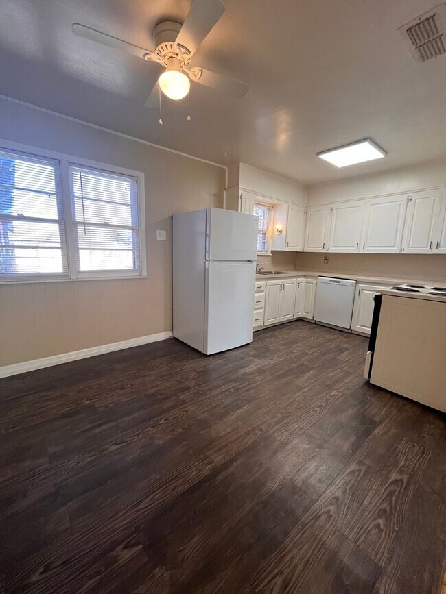 Photo - 5008 42nd St