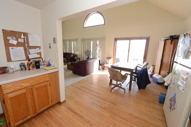 Photo - 23 W Niagara St