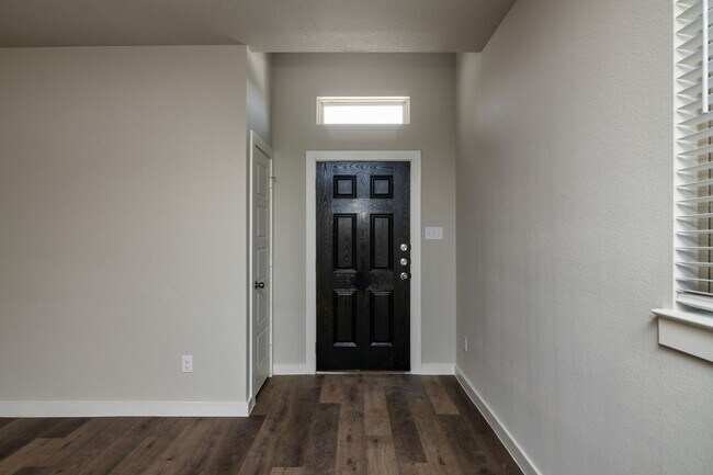 Photo - GORGEOUS 3 BEDROOM DUPLEX LOCATED IN MIDLO...