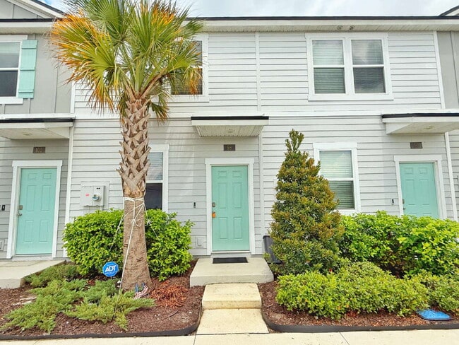 Building Photo - Furnished Townhome conveniently located!