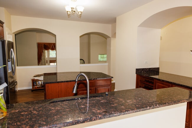 Photo - 516 Grosvenor Ln