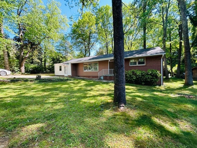 Photo - Fabulous 3 bedroom 2 bathroom Ranch home in Lawndale Homes area in NW Greensboro. Huge yard.
