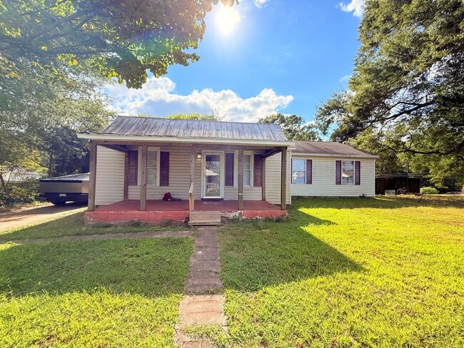 Building Photo - 3 bed 2 bed house in Henrico! Big yard, la...