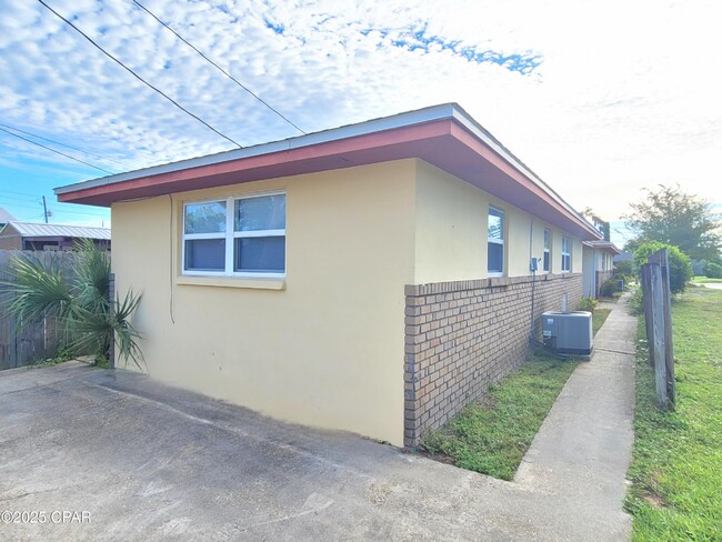 Building Photo - 1235 Jenks Ave Rental