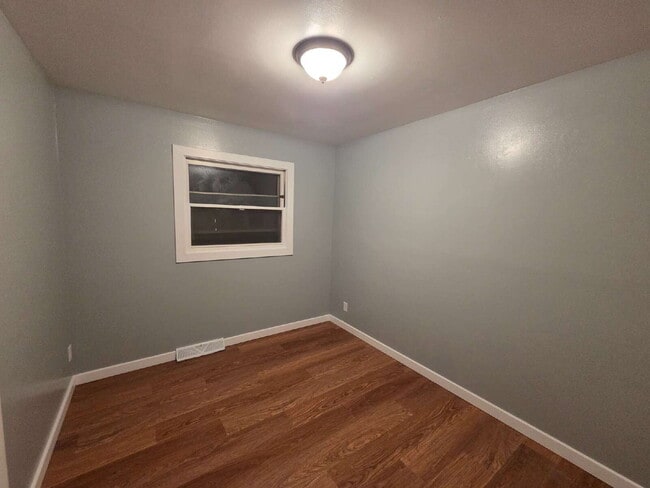 Photo - Cosmetically refreshed 3 Bedroom Lower Centrally located near State Fair!