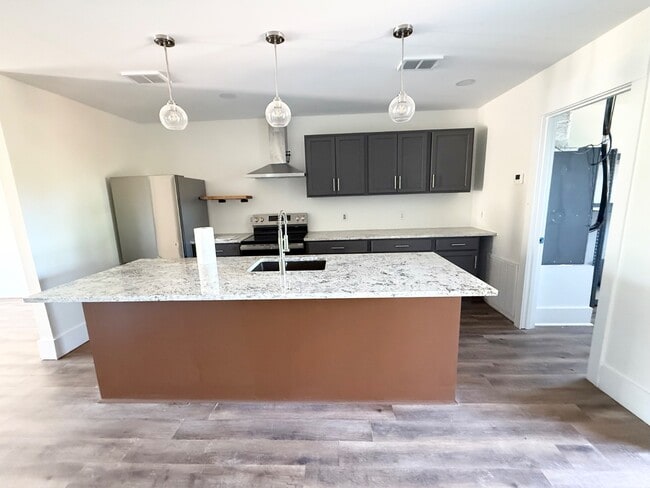 Photo - 1912 Sanford Dr