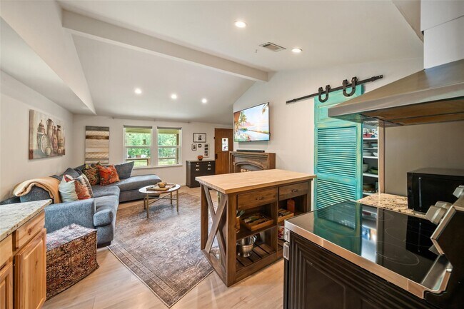 11045 Woodview