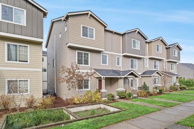 Building Photo - Newer sparkling clean 4-bdrm/3.5-bath townhome—2-car garage, near Forest Park