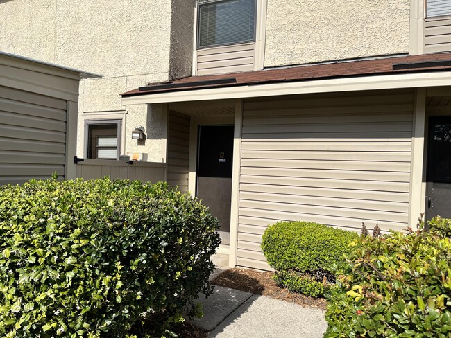 Building Photo - 901 Olmstead Dr