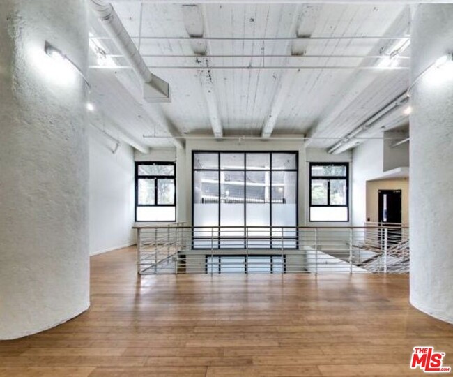 Building Photo - 330 W 11th St Unit 107 Rental