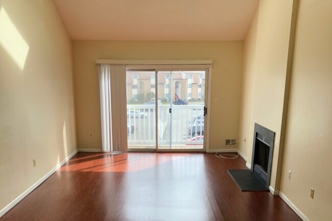 -Dining de estar con balcón - 1205 Jesse Way Unidad 1205