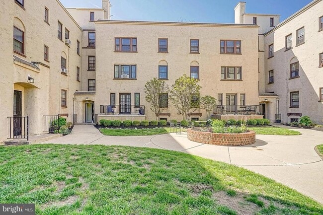Building Photo - 210 E Maple Ave Unit B8 Rental