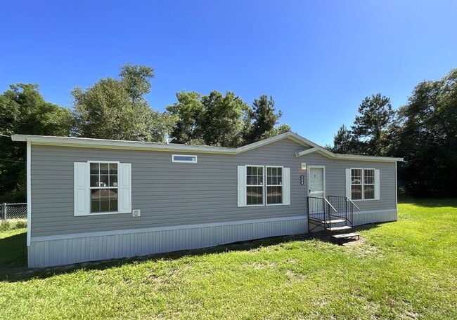 Beautiful 3/2 Mobile Home w/ Lawn Maintenance Included - Beautiful 3/2 Mobile Home w/ Lawn Maintenance Included