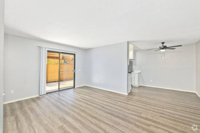 2BR, 2BA - 900SF - Living Room - Concord Square Apartments