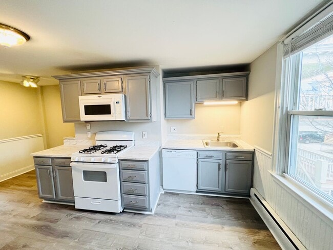 Photo - NEWLY RENOVATED 4-BED PENTHOUSE UNIT WITH EASY ACCESS TO HIGHWAY AND PUBLIC TRANSPORTATION!