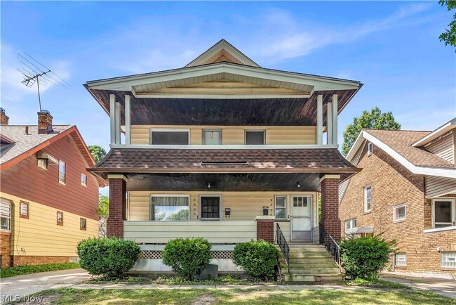 Building Photo - 3396 W 130th St Unit 2/UP