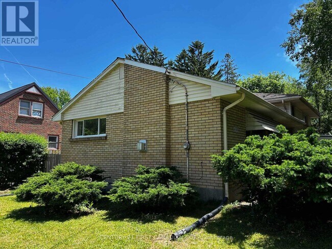 Photo - 699 Huron St
