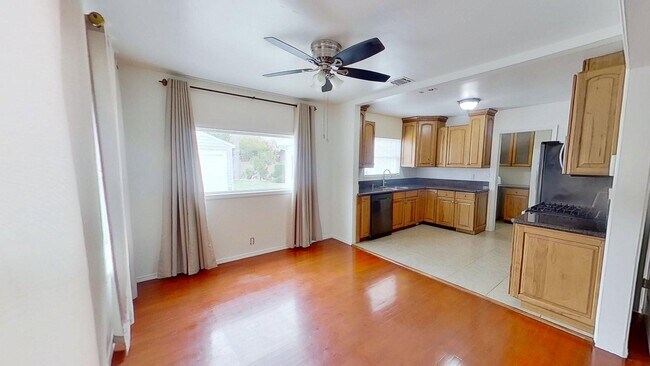 Photo - 329 E Stanford St