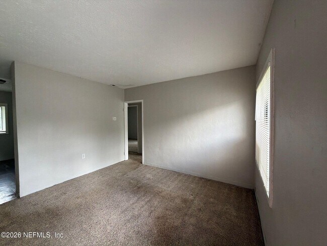 Photo - 814 E 60th St