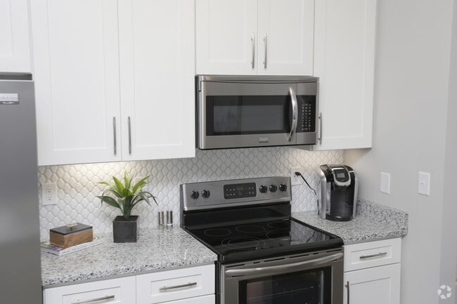 2BR, 2BA - 1070SF - Kitchen