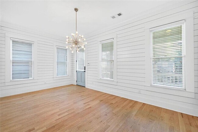 Photo - 523 Irwin St NE