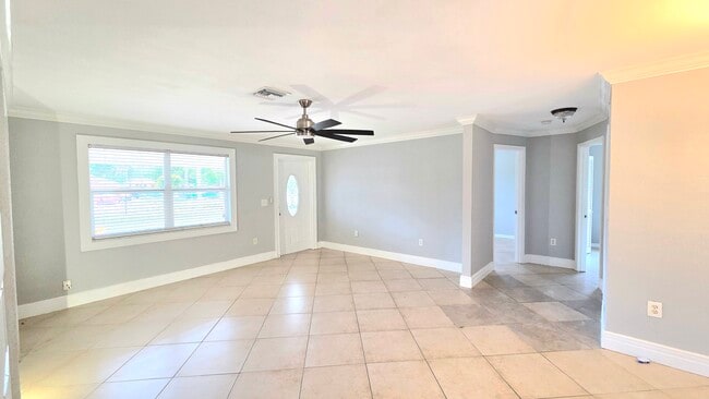 Amplia sala de estar - 5529 Hardee St