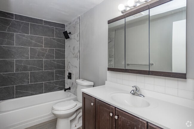 2BR, 1BA - 837SF - Kingswood Garden
