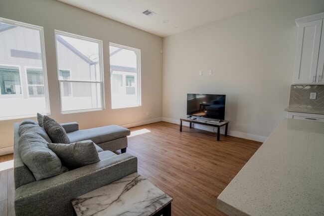 Photo - 615 Northew St