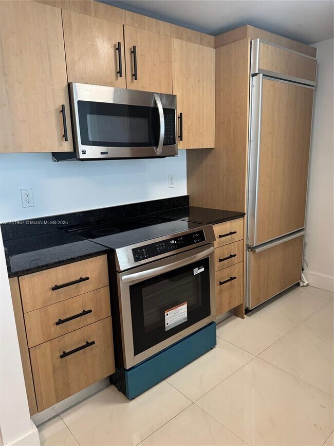 Building Photo - 10275 Collins Ave Unit 316 Rental